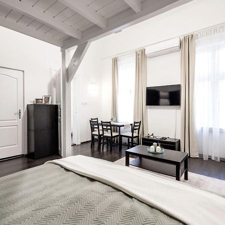 Charming Downtown Hideaway Steps From New York Cafe! Apartment Budapest Bagian luar foto