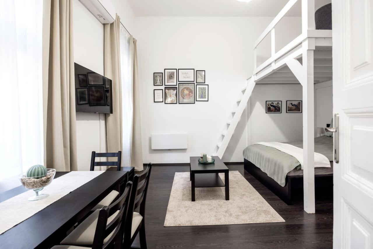 Charming Downtown Hideaway Steps From New York Cafe! Apartment Budapest Bagian luar foto