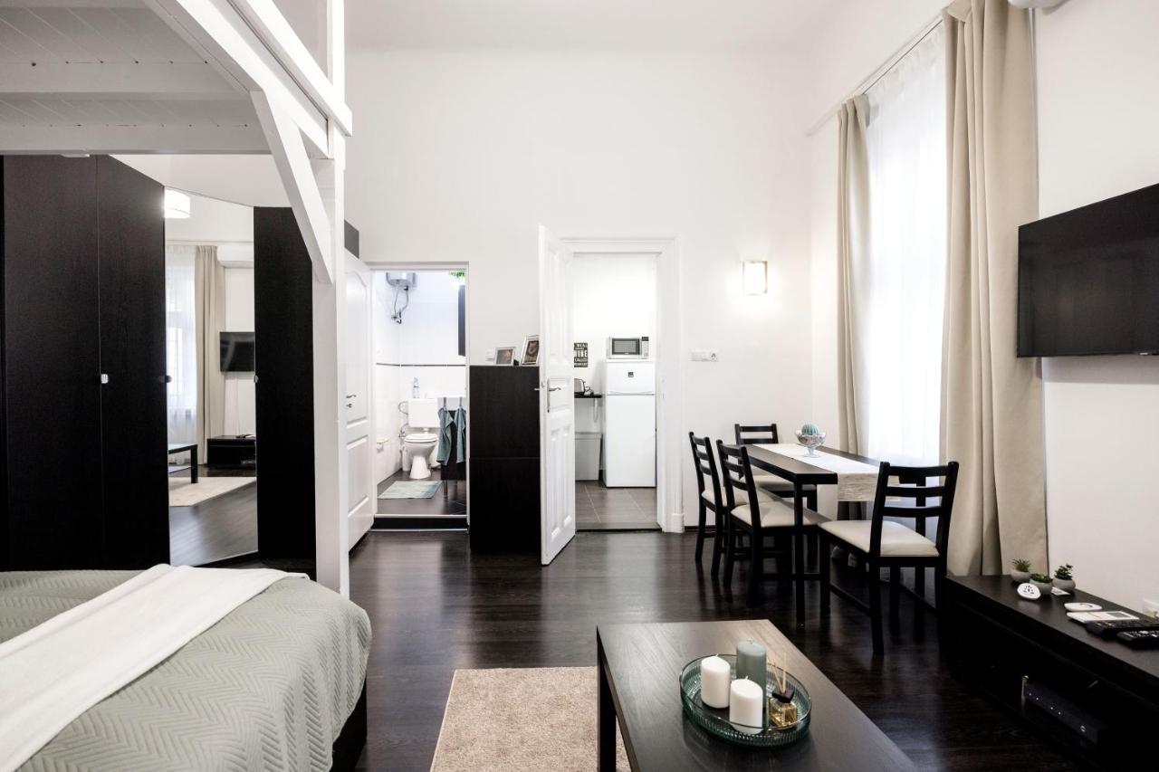 Charming Downtown Hideaway Steps From New York Cafe! Apartment Budapest Bagian luar foto