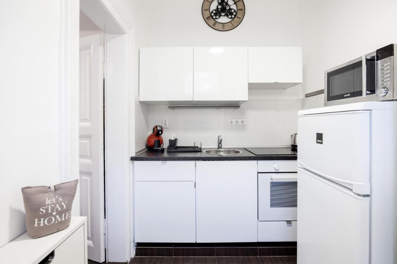 Charming Downtown Hideaway Steps From New York Cafe! Apartment Budapest Bagian luar foto