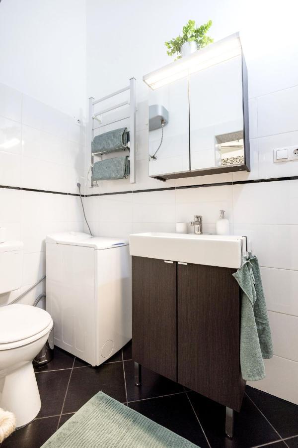 Charming Downtown Hideaway Steps From New York Cafe! Apartment Budapest Bagian luar foto
