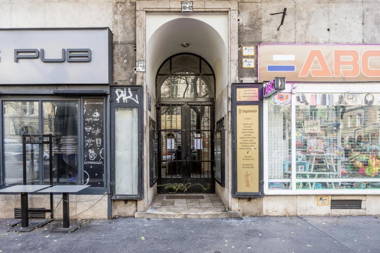 Charming Downtown Hideaway Steps From New York Cafe! Apartment Budapest Bagian luar foto